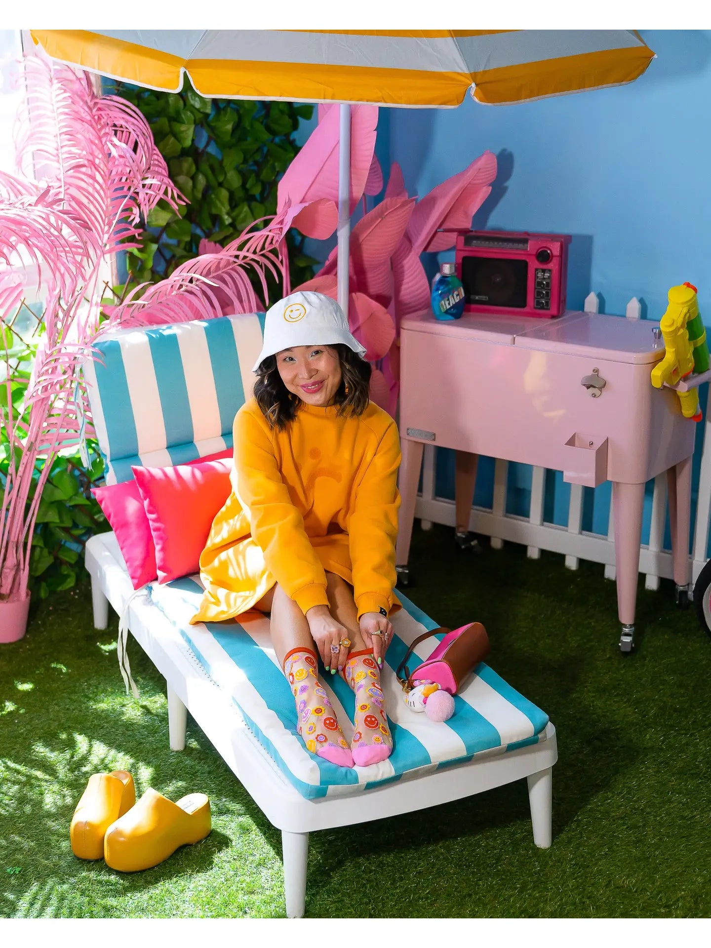 Smiley Face Daisy Sheer Crew Socks